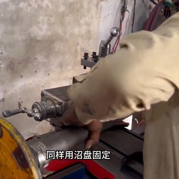 巴铁维修真够奇葩用打铆钉方式修复断开两截的卡车半轴太震撼了