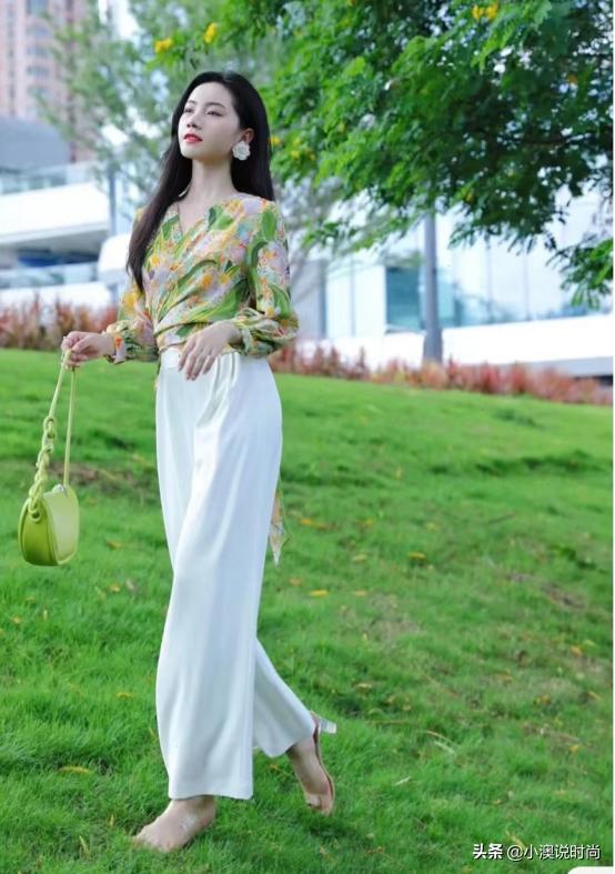 今夏超火的白裤子,究竟搭玛丽珍鞋还是小白鞋?穿对就很时髦
