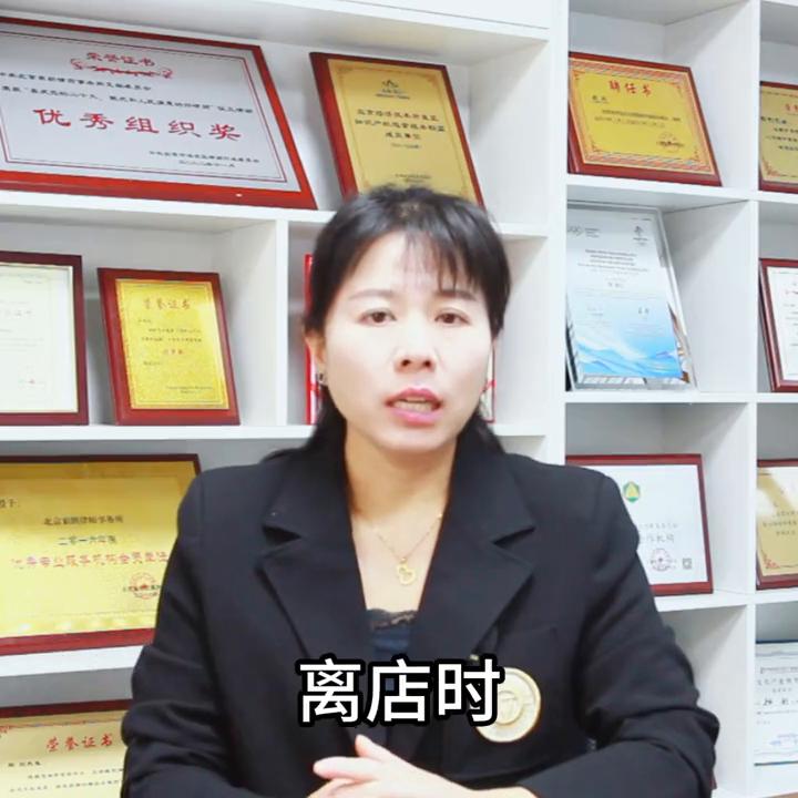 路人撞到玻璃是谁的责任,路人撞到行驶中的车责任归谁