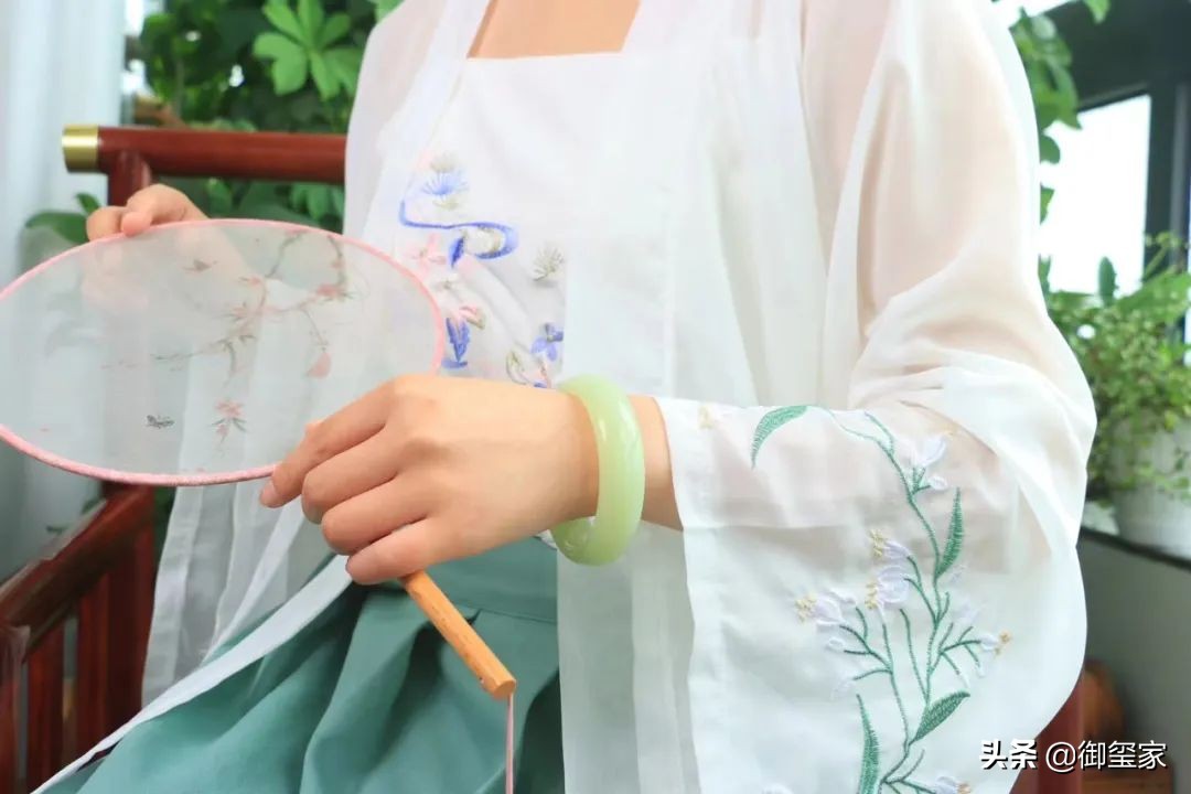 戴玉，显得温润、典雅、庄重，和田玉手镯知识大全