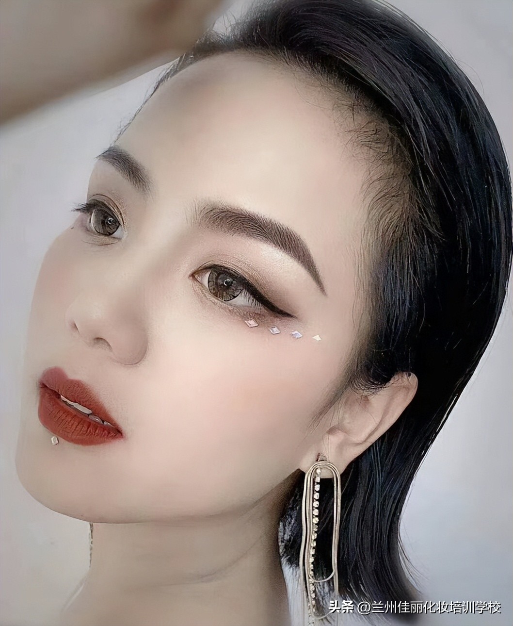 职场小白面试必胜妆容,职场面试如何化妆打扮漂亮