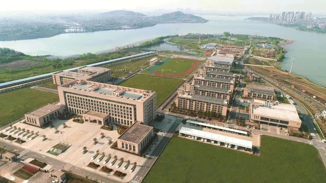 高铁站附近的驾校有哪些,全国最大高铁驾校究竟有多大