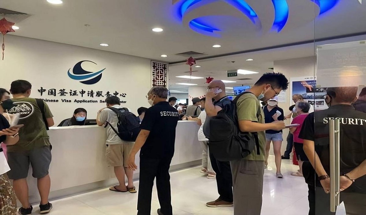 新加坡街头,新加坡街头一群中国人