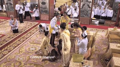 现在还要跪拜泰国王吗,泰国王室跪拜礼