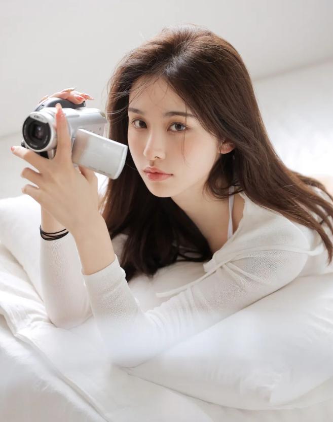 白色上衣穿出清新脱俗