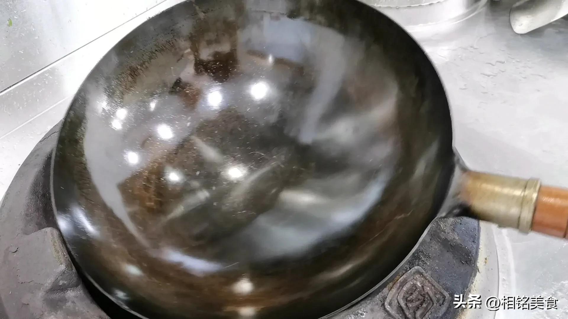 新铁锅怎样开锅小妙招视频,不粘锅的铁锅最佳开锅方法