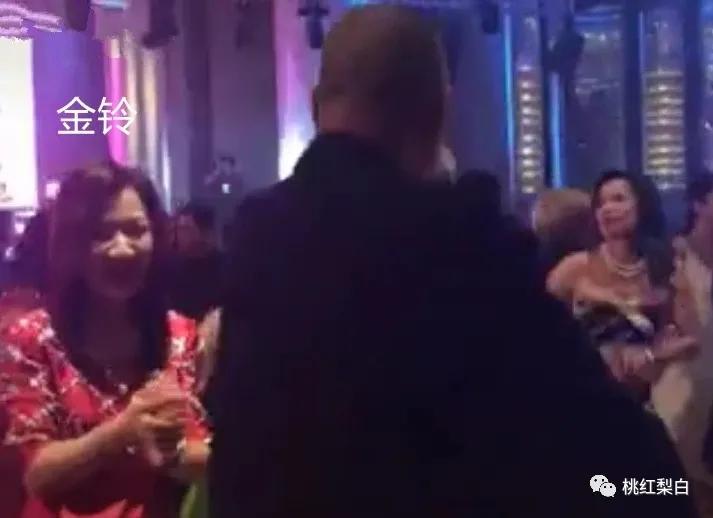 有钱人的名利场：甘比为什么要巴结82岁的他？