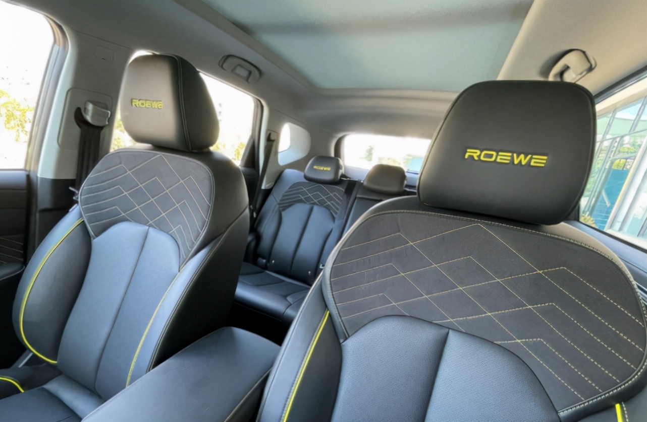 荣威rx51.5t2022款百万款,荣威rx52.0t10万