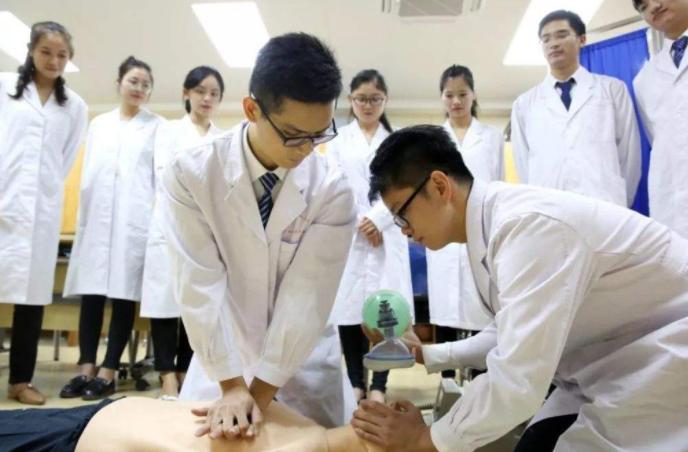 中国最好十所医学大学就业前景,就业前景好的医科大学有哪些