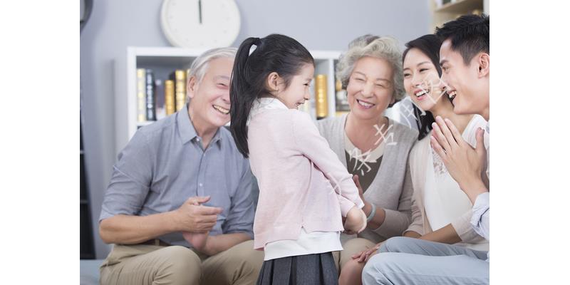 我带朋友去舅舅家摘大枣，舅妈要称斤收费，舅舅却说了这样的话