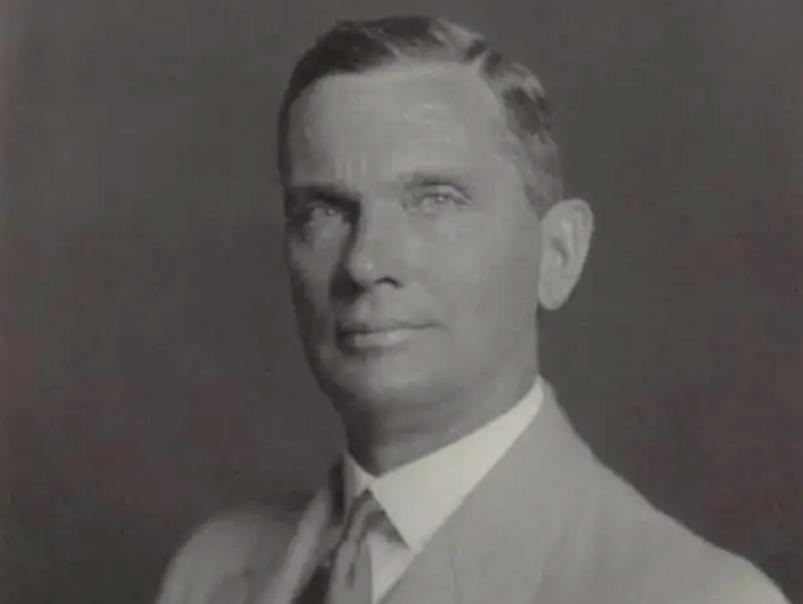 1941年香港沦陷，周恩来为救300人，不惜暴露两千地下*党**员，为何