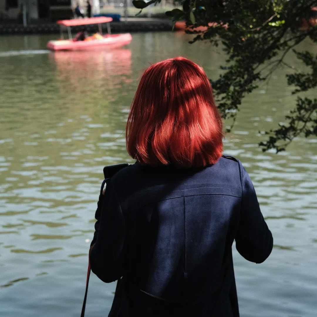 寸头、素颜、脱掉bra......她们拒绝「美丽绑架」