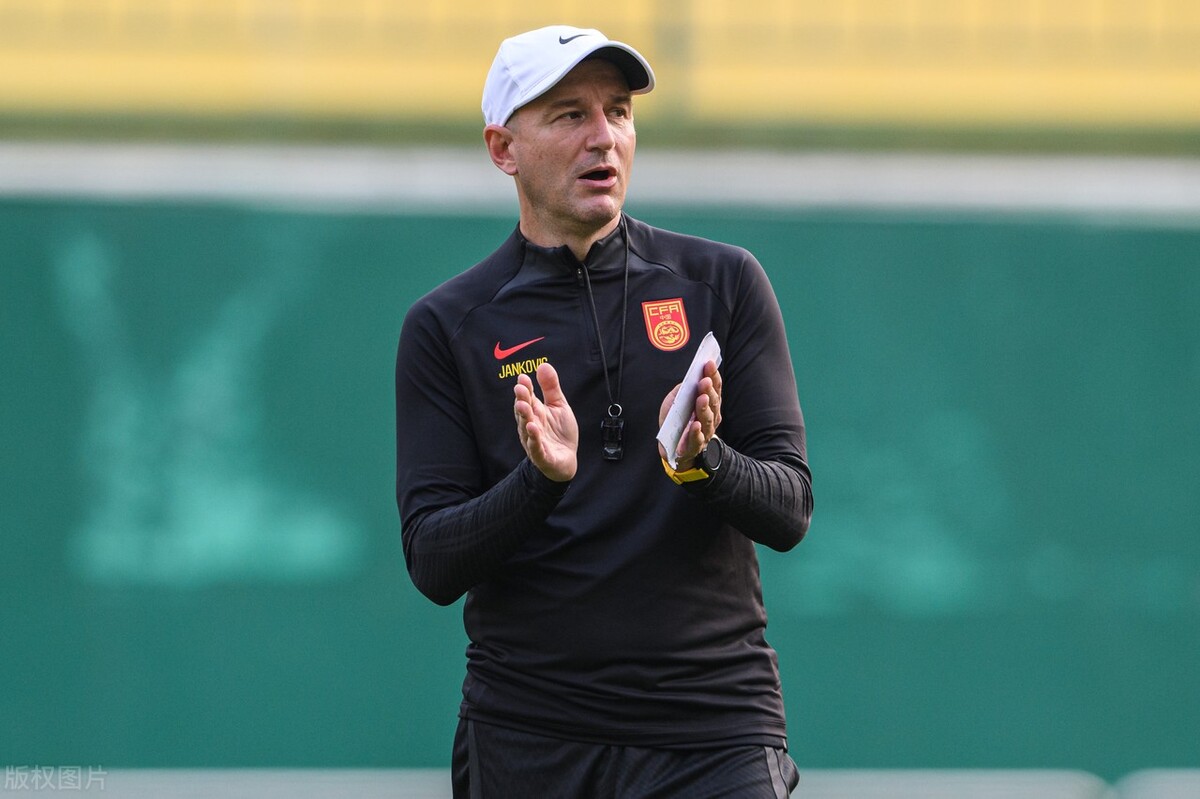 国足开始过“苦日子”？曝出战新西兰不再包机，国脚被安排经济舱