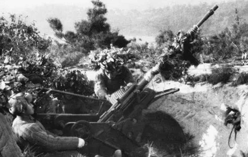 郭忠田排长消灭215个美军，全排零伤亡，秘诀是人手一把小铁锹