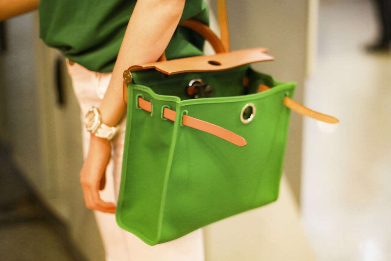 爱马仕手袋入门级必是HERMESHERBAG饰上丝巾及配饰更添个性