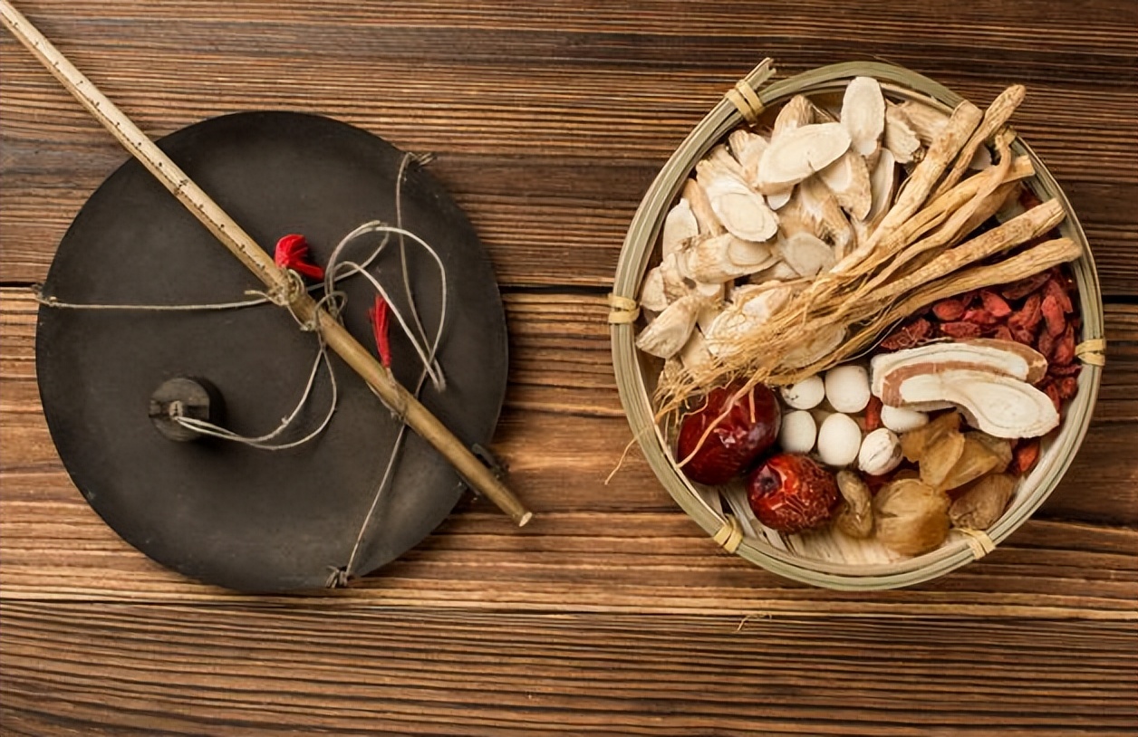 小肠湿热下注有什么表现,舌苔厚腻是湿热下注的表现吗