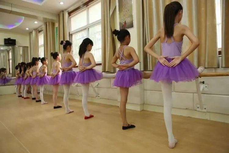 山东未婚妈妈生下三胞胎,山东女子未婚生下三个混血宝宝