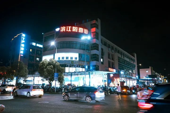 钱江晚报整版刊发!00后新警夜巡杭州网红“啦喜街”,人间烟火中的成长历程