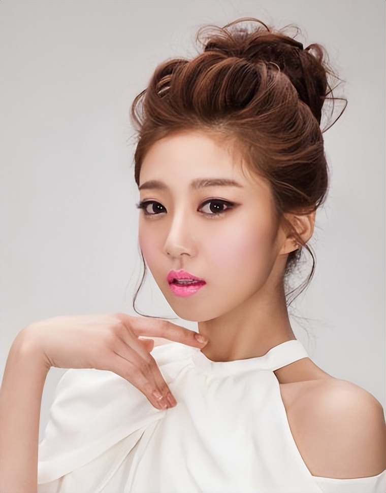 脸尖的女生适合什么发型,脸尖剪怎样的发型好看