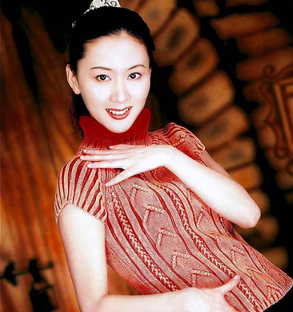 汤加丽：因“人体模特”和丈夫离婚，被父亲冷战，今46岁孤身一人