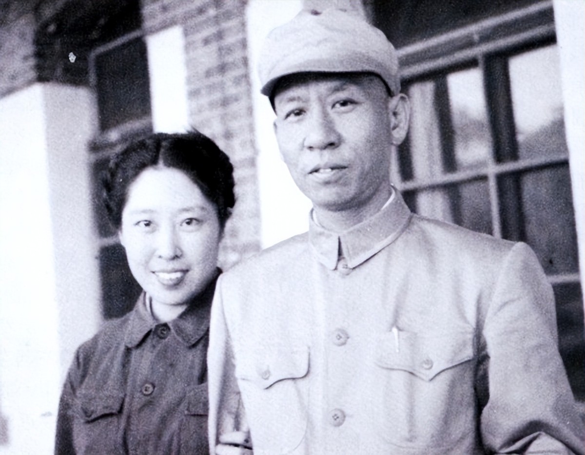 王光美回忆：为何*少奇刘**当选国家主席却没笑容？