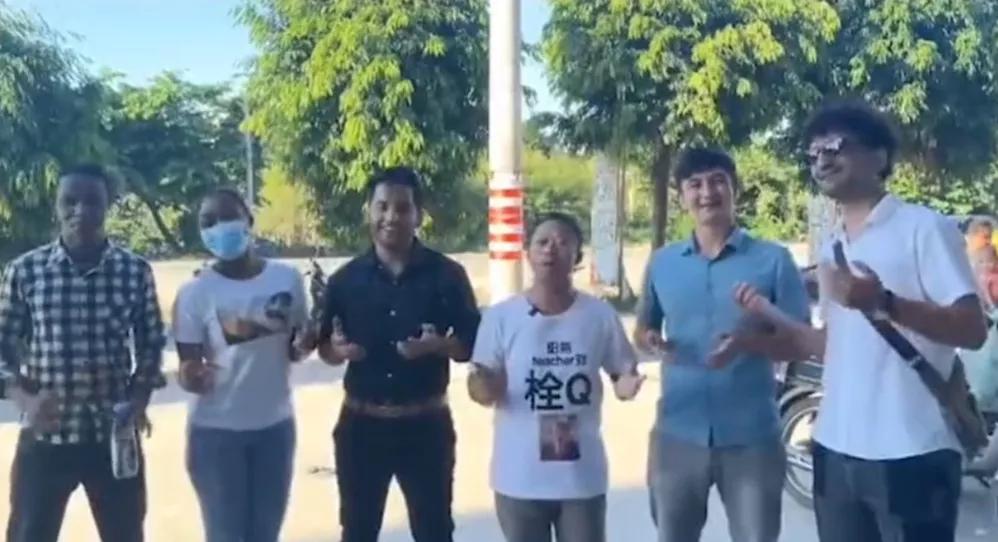 广西英文大叔唱英文歌原版,广西大叔英文歌曲