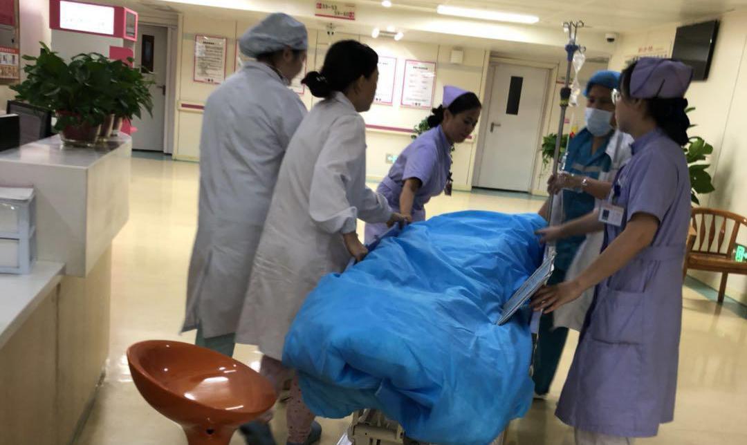 女子新婚夜大出血，2小时没止住，夫妻俩的操作令网友都觉得后怕