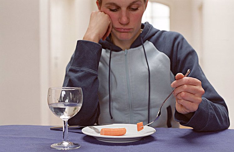 吃宵夜和饿肚子哪个危害大,吃宵夜和饿肚子睡觉哪个危害大