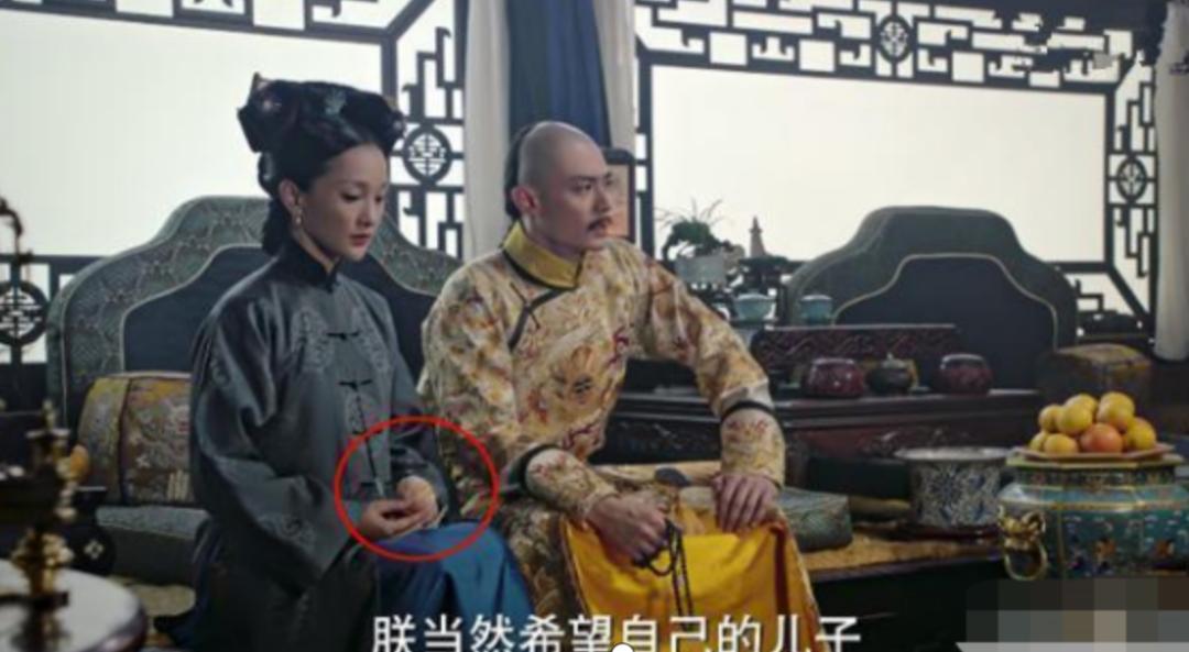 洒枸杞假装喷血、演尸体玩手机，这些穿帮镜头好敷衍，个个离谱