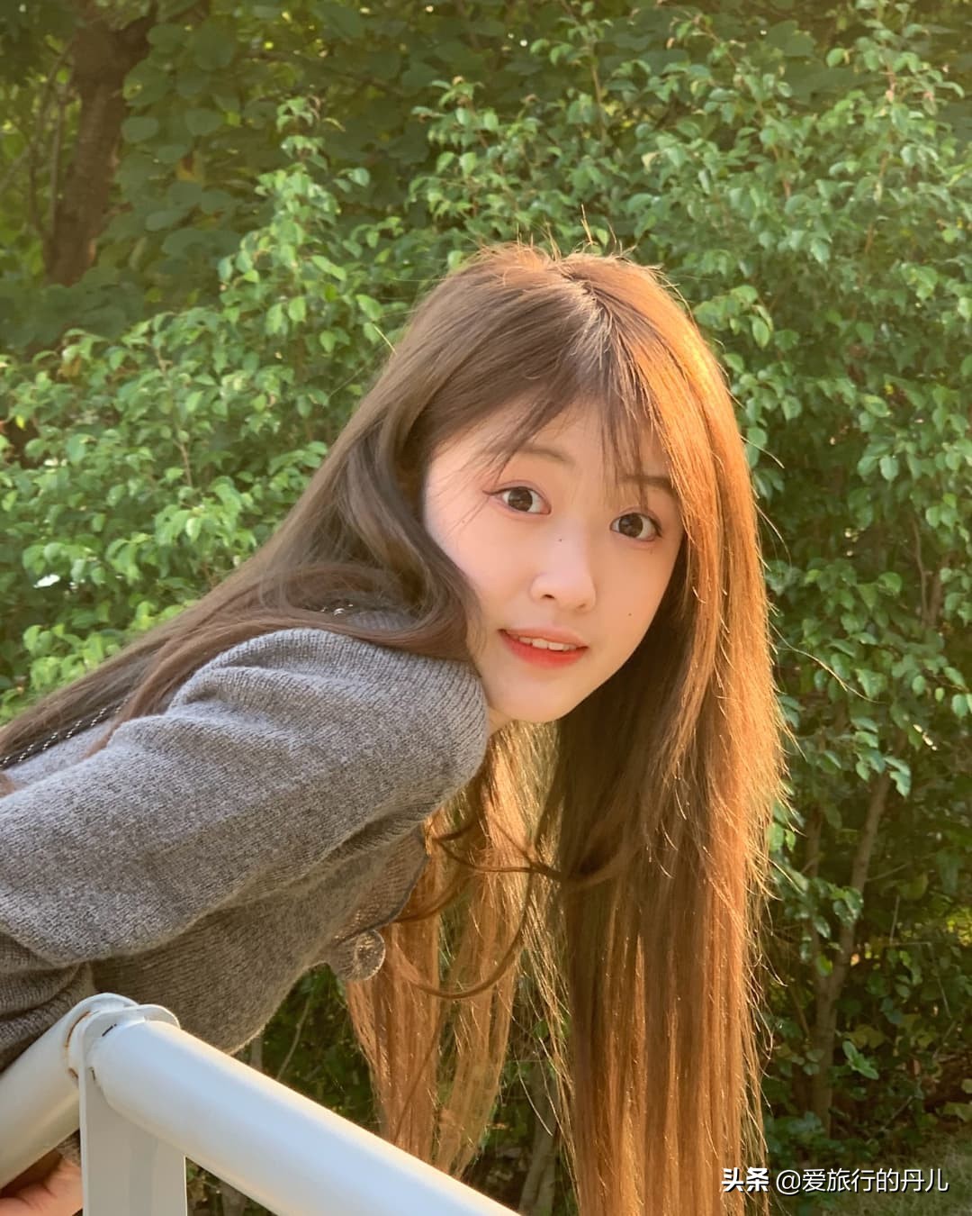 搭配吊带针织衫的半身裙瘦女生,胖妹妹白色毛衣搭配黑色半身裙