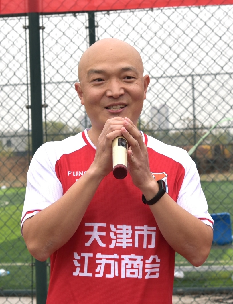 林谷春为天津江苏商会足球队授旗成建新为尤斌颁发*党**建指导员聘书