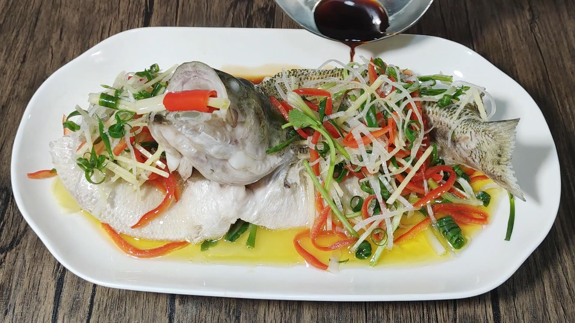 清蒸鲈鱼之前需如何处理一下,清蒸鲈鱼好吃的秘诀