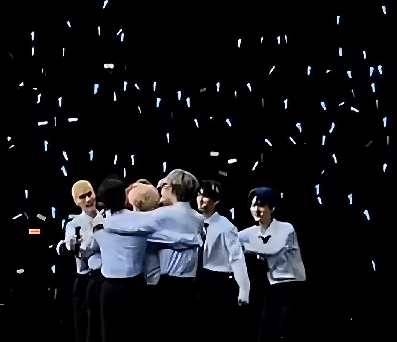 荒唐！演唱会门票炒到2W多，临开场也不降价，现场大片空位！