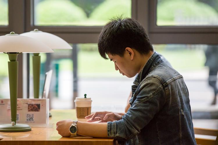 小男孩路边捡到一只小黄狗,男子捡到一只小黄狗自带笑脸