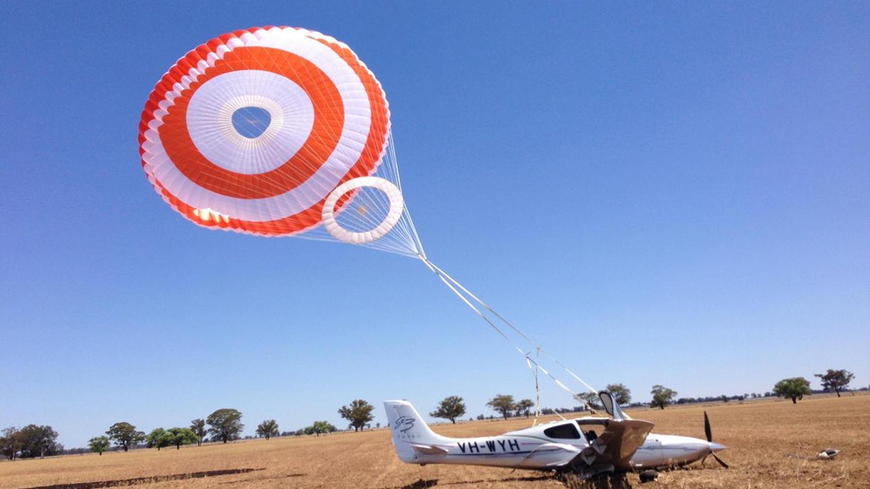 飞机上装巨型降落伞，坠机直接打开可以吗？