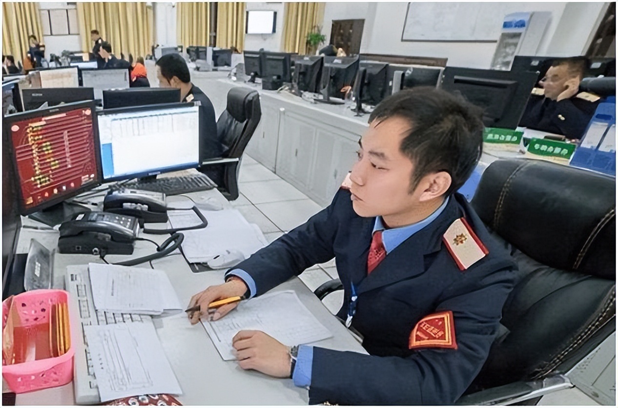 公务员凭啥是“铁饭碗”？看了正科级待遇后才懂，难怪越老越吃香