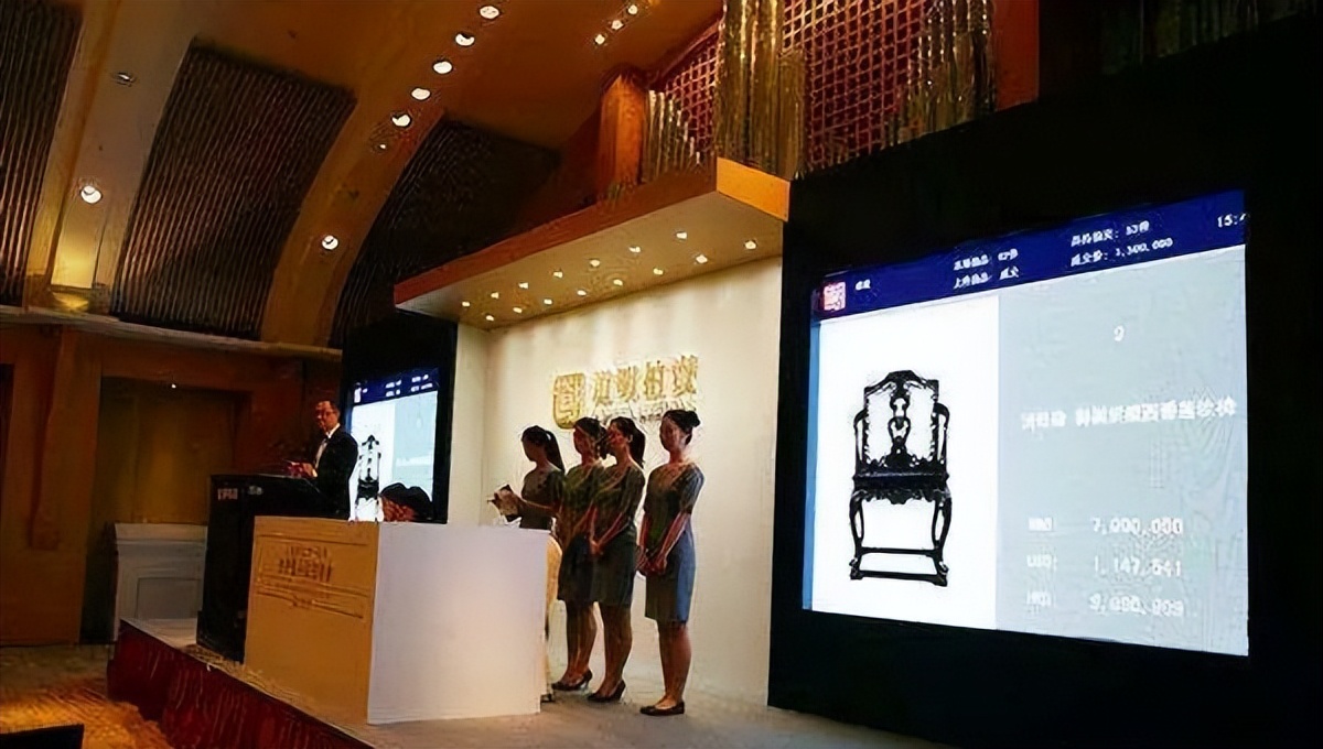 半年亏3亿，自嘲“街头乞丐”！昔日上海首富，摊牌了