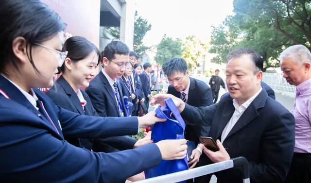 追寻教育的梦想内容简介,追逐教育梦想成就幸福人生演讲