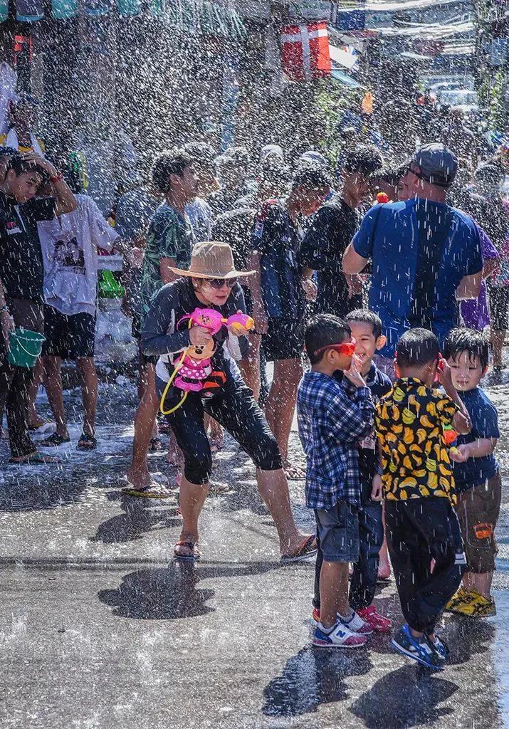 泰国泼水节走在路上就会被泼水么,傣族泼水节与泰国泼水