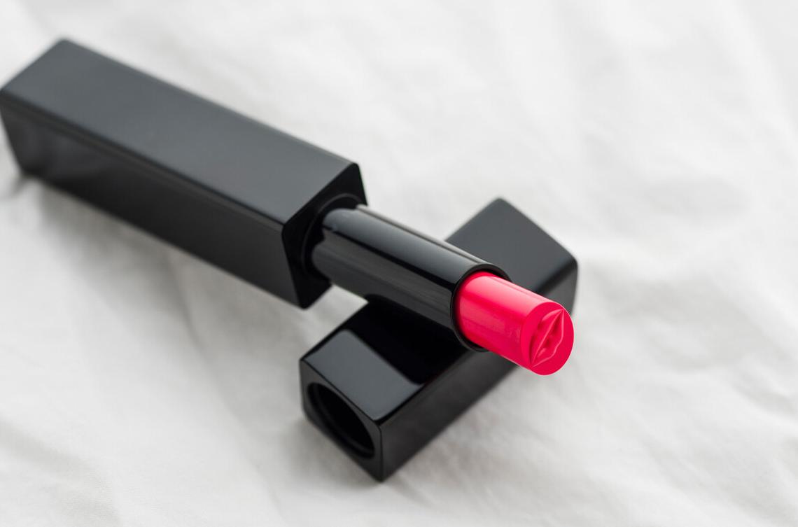 故事:一只口红结束一段婚姻,庸俗的金钱背后真是一颗贪婪的心吗