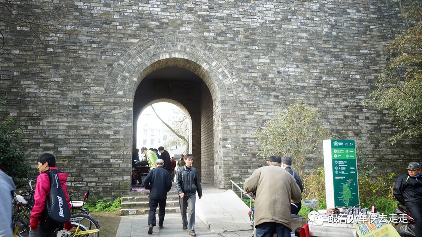 南京城墙下的琵琶湖,南京旅游先看城墙还是先看玄武湖