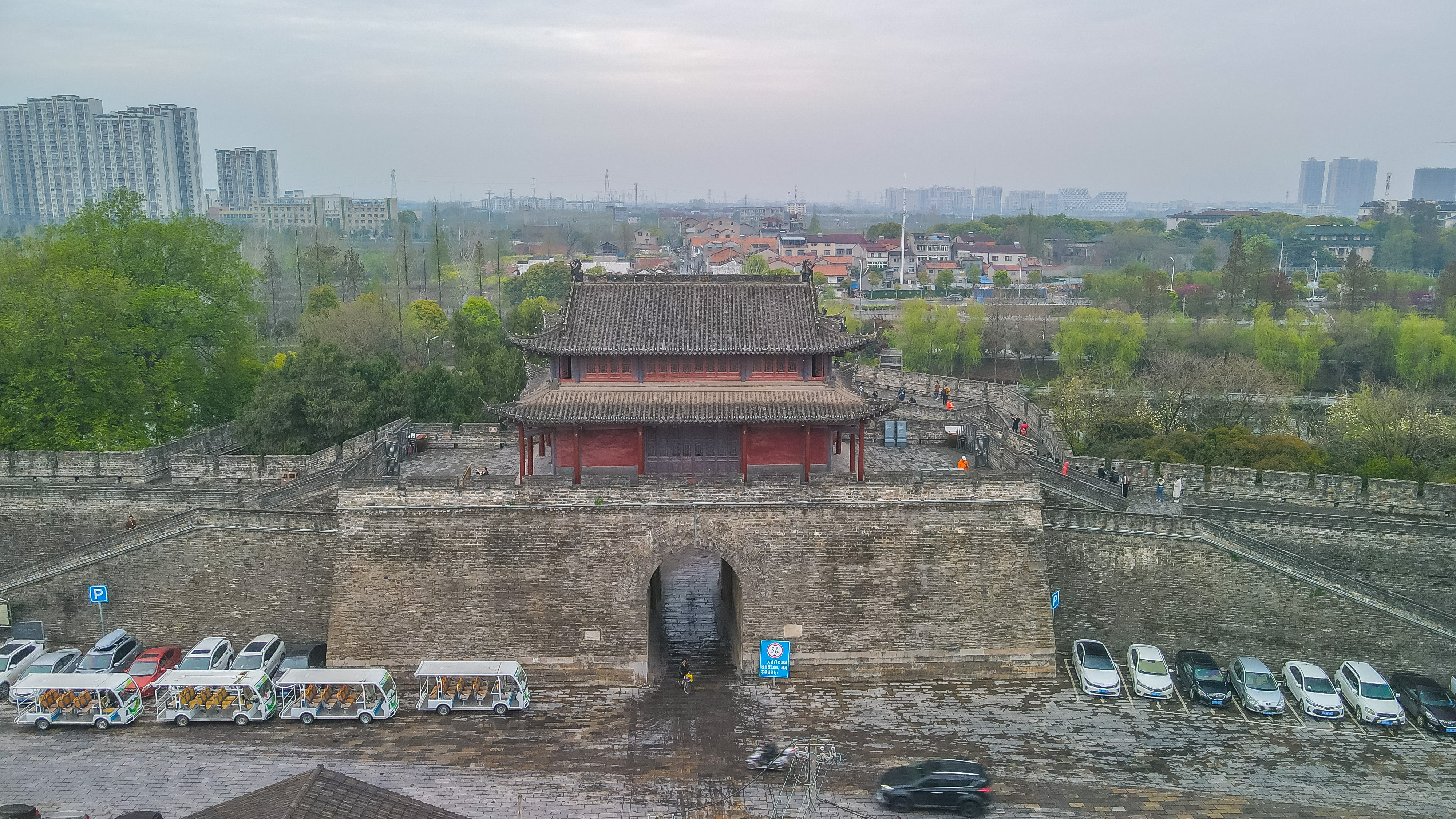 荆州古城墙的历史和照片,襄阳古城墙和荆州古城墙哪个完整