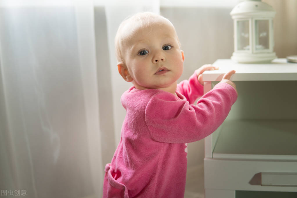 两个多月的宝宝怎么培养智力,怎么和八个月的宝宝互动