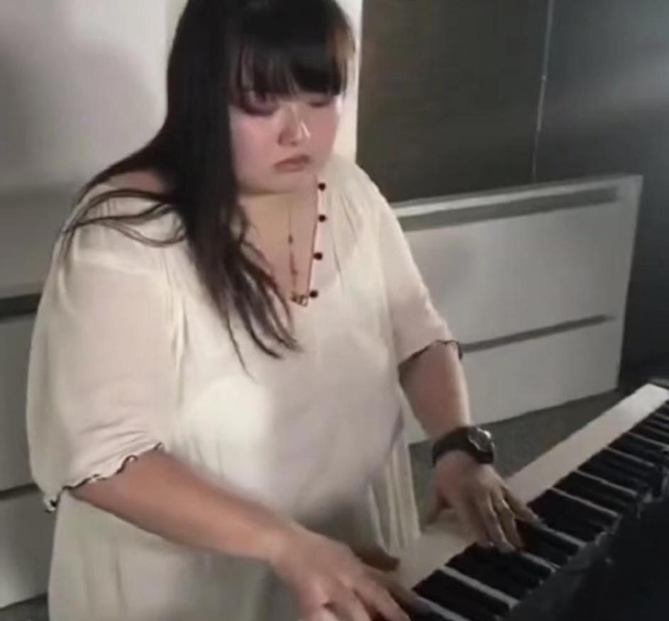 前TVB女星吃路边摊引热议！体重200斤38岁未恋爱，上海购3套豪宅