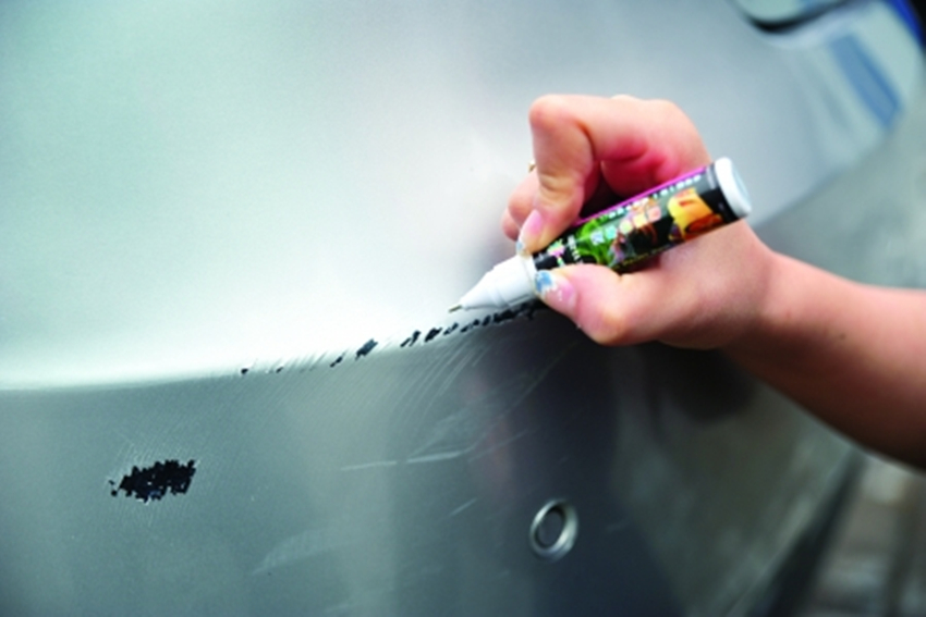 汽车保险杠黑色塑料划痕处理妙招,汽车前保险杠刮蹭露出黑色怎么办