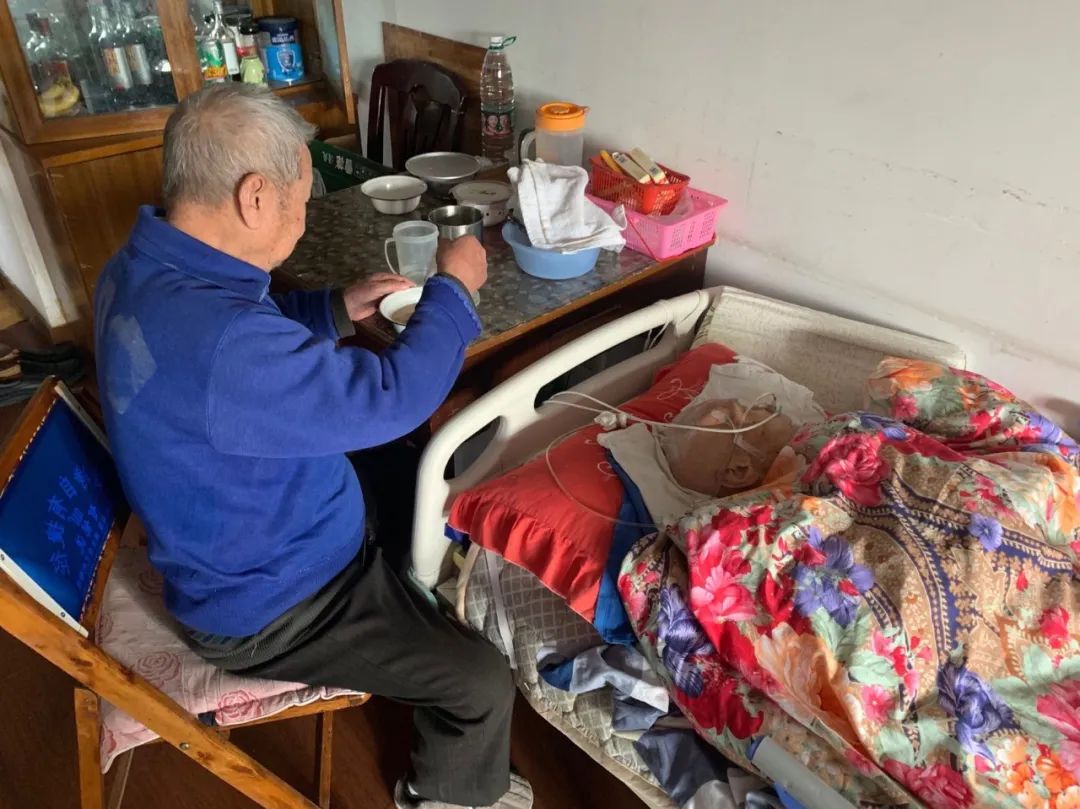 为老人洗澡：499一次，有人11年没洗，有的长疮，用洗澡恢复尊严