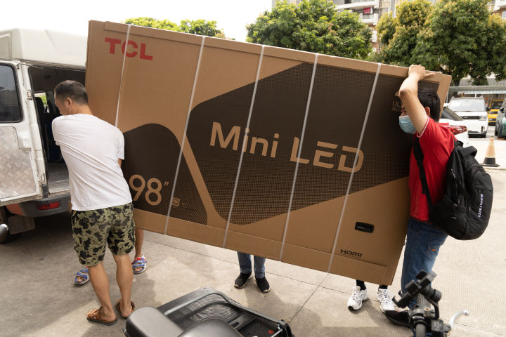 98英寸超大屏电视真的太爽了,有必要花3-4万买个98寸电视吗