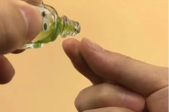 手被502胶水粘住的解决办法,手被502胶水粘住教你一招解除