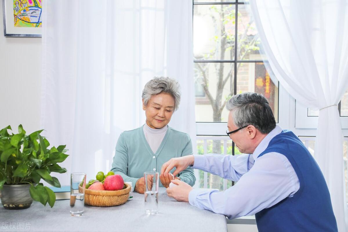 婆婆带孙子4年不给一分钱,婆婆带娃儿媳不给钱