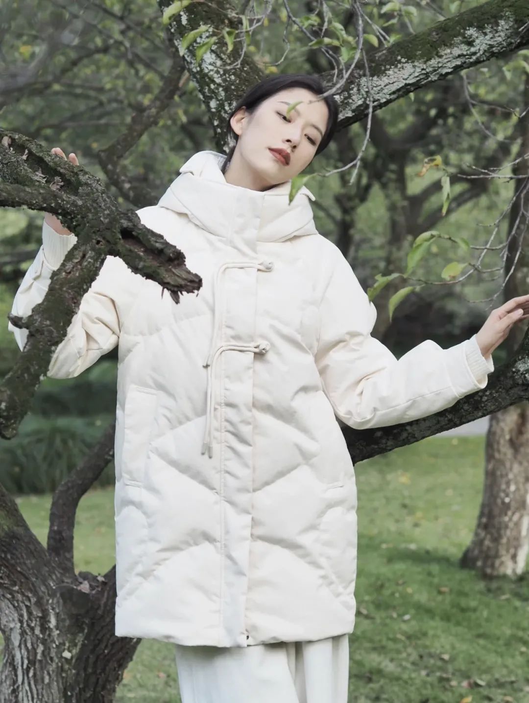 羽绒服卫衣裙搭配,今年流行穿搭羽绒服加什么靴子